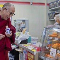 コンビニで嬉しそうなダライラマ１４世