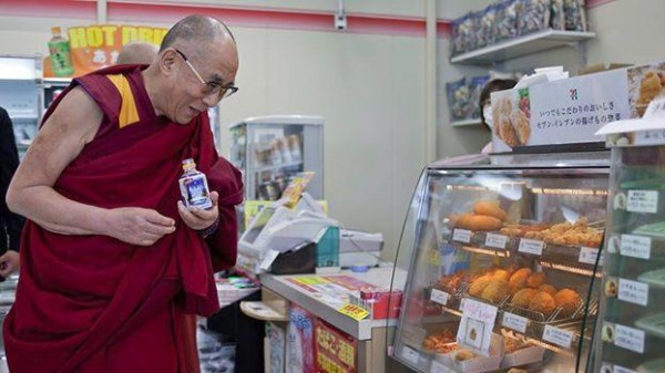 コンビニで嬉しそうなダライラマ１４世